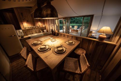 widok na drewniany stół w kuchni w obiekcie Urzeka w mieście Drzewce