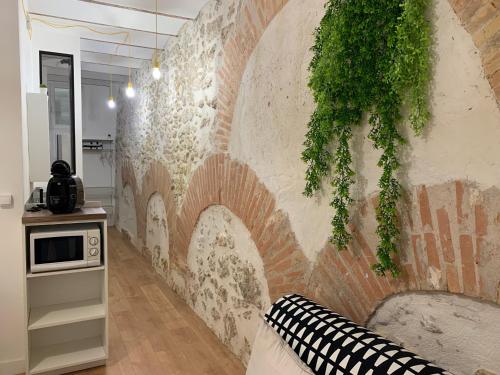 - un salon avec un mur en briques et un canapé dans l'établissement A 2 PAS DU VIEUX PORT Charmant T2, à Marseille