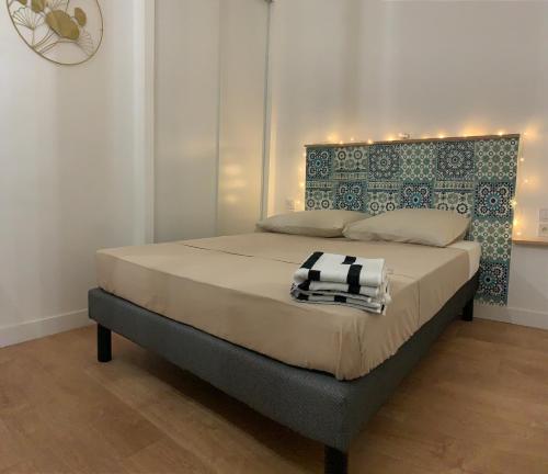 - une chambre avec un lit doté d'une tête de lit en noir et blanc dans l'établissement A 2 PAS DU VIEUX PORT Charmant T2, à Marseille