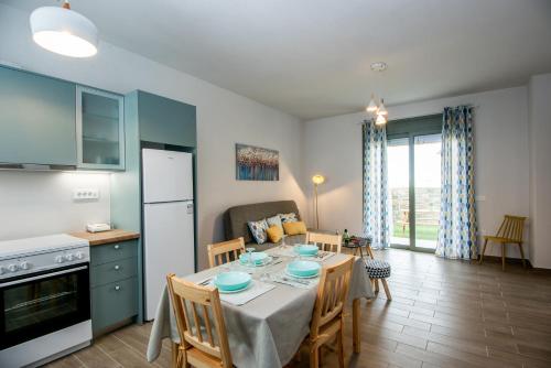 une cuisine et une salle à manger avec une table et des chaises dans l'établissement Thèros garden, à Istron