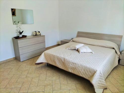 1 dormitorio con 1 cama y vestidor con espejo en APPARTAMENTO DI VIA REFINI II, en Spoleto