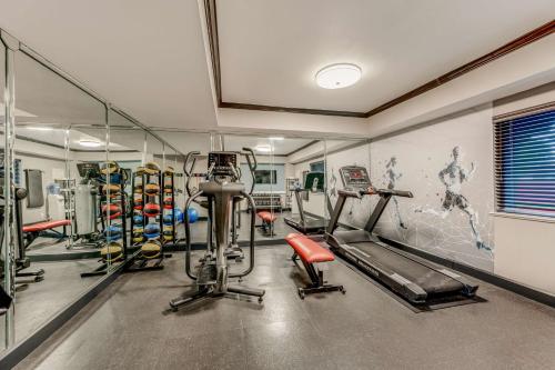 Pusat kecergasan dan/atau kemudahan kecergasan di Best Western Huntsville Inn & Suites