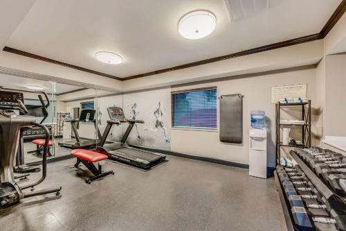 Pusat kecergasan dan/atau kemudahan kecergasan di Best Western Huntsville Inn & Suites