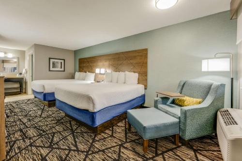 A bed or beds in a room at Best Western Huntsville
