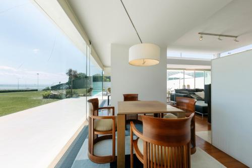 a dining room with a table and chairs at Casa da Ria in Torreira