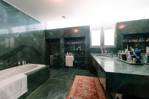 y un baño grande con bañera y 2 lavabos. en Casa da Ria, en Torreira