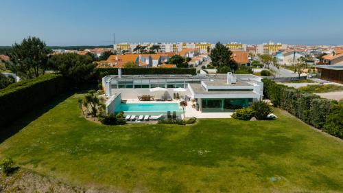 an aerial view of a house with a large yard at Casa da Ria in Torreira