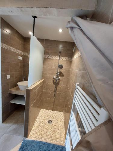 La salle de bains est pourvue d'une douche, d'un lavabo et d'un escalier. dans l'établissement Logement d'exception près du Colorado provencal dans une résidence au calme avec piscine offrant une vue imprenable sur le Luberon depuis sa terrasse, à Viens