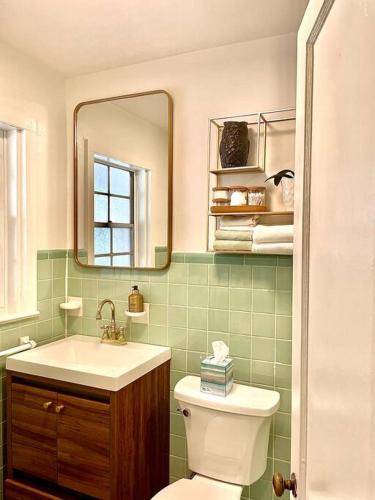 bagno con lavandino, servizi igienici e specchio di The Poe - Stylish Studio in downtown High Springs a High Springs