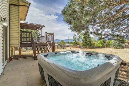 una vasca idromassaggio sul patio di una casa di NEW 5BR House with Peak Views in Colorado Springs a Colorado Springs