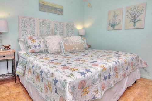 - une chambre dotée d'un lit avec un couvre-lit floral dans l'établissement Chateau 8W, à Clearwater Beach