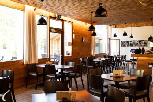 Un restaurante u otro lugar para comer en Camping Muglin