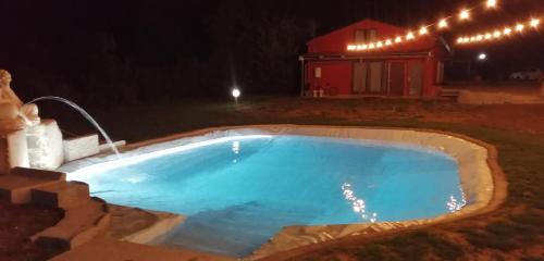 ein Schwimmbad im Hof in der Nacht in der Unterkunft B&B Belvedere in Piediripa