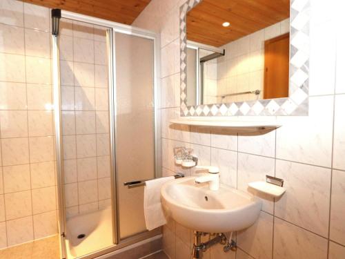 a bathroom with a sink and a shower at Haus Daheim IV in Winkle