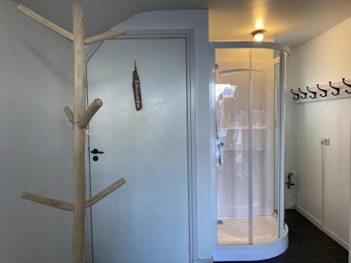 Ванная комната в Pipowagen het Oventje