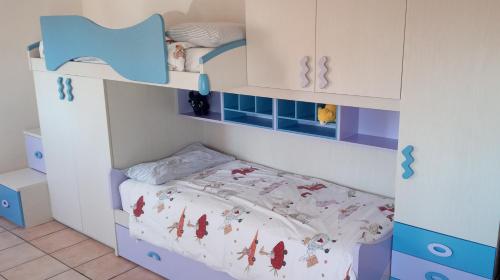 Katil dua tingkat atau katil-katil dua tingkat dalam bilik di locazione mimosa con giardino