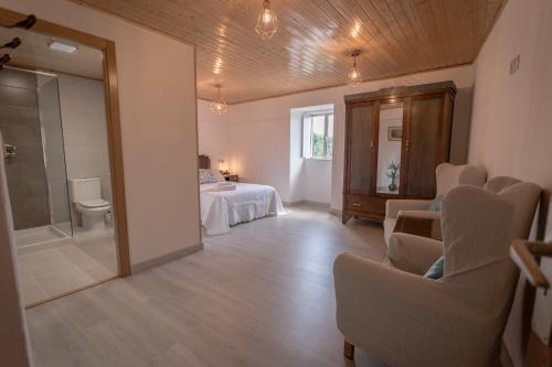 Habitación grande con cama y baño. en Casa dos Muiños, en Pontevedra