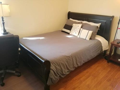 Letto o letti in una camera di Most Economical Room in Center Washington DC