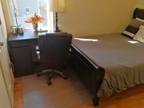 Letto o letti in una camera di Most Economical Room in Center Washington DC