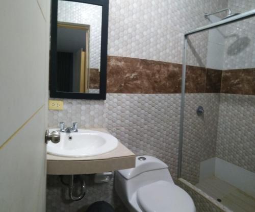Hotel Royal Olympic في تشيكلايو: حمام مع حوض ومرحاض ومرآة