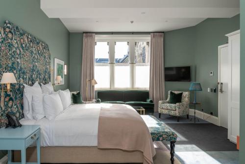 ein Hotelzimmer mit einem Bett und einem Fenster in der Unterkunft The Observatory Hotel Christchurch in Christchurch