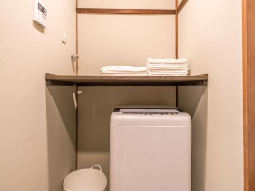a small laundry room with a washer and dryer at 慶有魚·一心·鸭川(Kyotofish·Kamogawa)*鸭川畔独栋地暖百年町屋*京都仅十套 in Kyoto