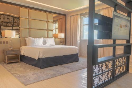 Ένα ή περισσότερα κρεβάτια σε δωμάτιο στο The Monarch Hotel