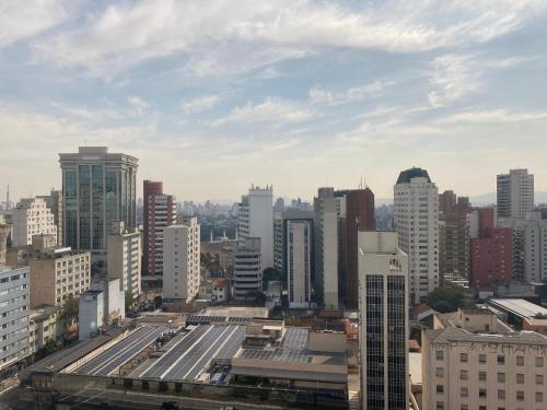 uma vista para o horizonte da cidade com edifícios altos em Classic Flat do Eduardo em São Paulo