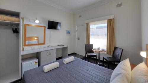 Ένα ή περισσότερα κρεβάτια σε δωμάτιο στο Cowra Motor Inn