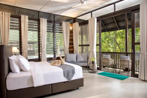 una camera con letto e balcone di Rompin Rainforest Lodge a Kuala Rompin