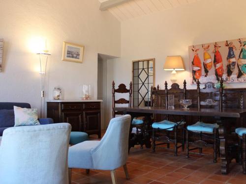 un salon avec une table et des chaises de salle à manger dans l'établissement Charmante maison en pierre, 6 couchages, proche plage et jardin arboré - Saint-Pierre-d'Oléron - FR-1-246A-126, à Saint-Pierre-dʼOléron