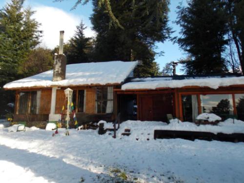 una casa con nieve en el suelo frente a Cabana en el bosque en San Carlos de Bariloche