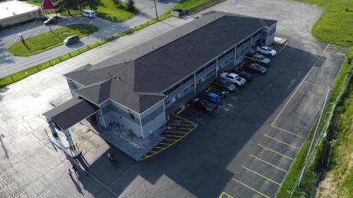 an overhead view of a building with cars parked outside at Days Inn by Wyndham Indianapolis East Post Road in Indianapolis