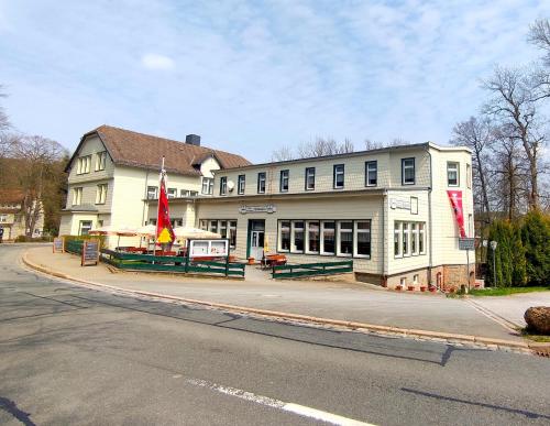 un grand bâtiment blanc sur le côté d'une rue dans l'établissement Hotel Waldmühle, à Elend