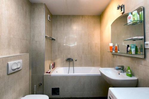 łazienka z wanną, umywalką i toaletą w obiekcie Apartment 32 w Belgradzie