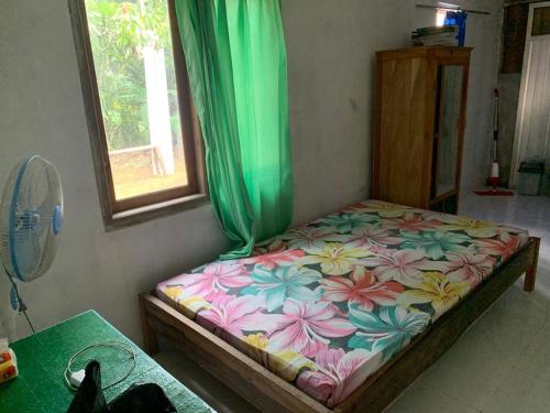 Un pat sau paturi într-o cameră la Homestay Jemiran