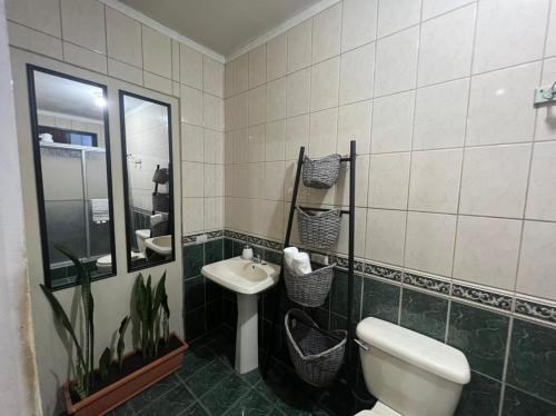 a bathroom with a toilet and a sink at Apartamento Sol Azul a 3 min del Aeropuerto SJO in Alajuela City