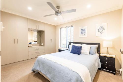 a bedroom with a bed and a ceiling fan at 30 Bay Parklands in Nelson Bay