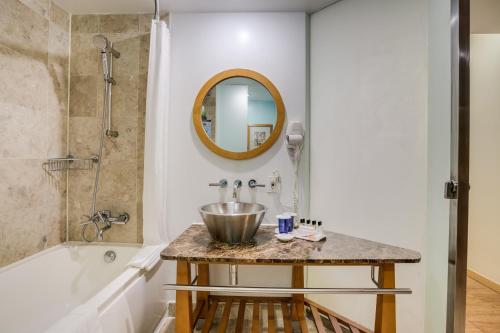 Ένα μπάνιο στο Guam Plaza Resort