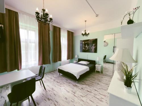 維也納的住宿－Hotel California，一间卧室配有一张床、一张桌子和一张书桌