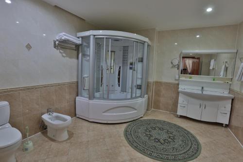 Asia Grand Hotel tesisinde bir banyo