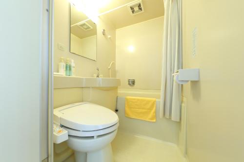 y baño con aseo, lavabo y ducha. en Nagasaki IK Hotel, en Nagasaki