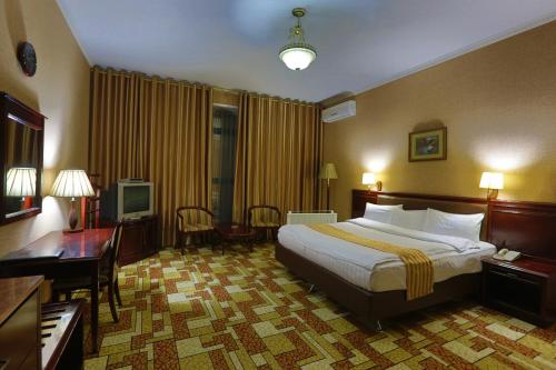 Ένα ή περισσότερα κρεβάτια σε δωμάτιο στο Asia Grand Hotel