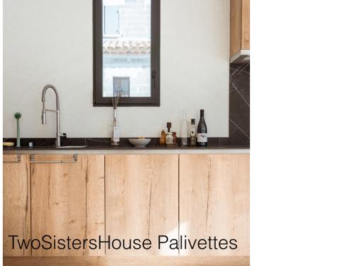 - un comptoir de cuisine avec un évier et un miroir dans l'établissement Two Sisters House, Private pool & bike storage, Mont-Ventoux, lac Palivettes, Child-friendly, à Malaucène