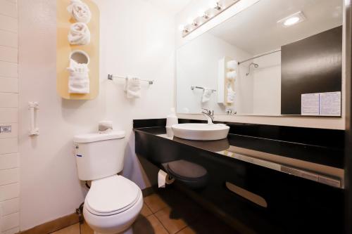 Bilik mandi di OYO Hotel Hermiston OR, Downtown