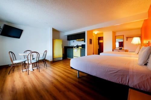 Katil atau katil-katil dalam bilik di OYO Hotel Hermiston OR, Downtown