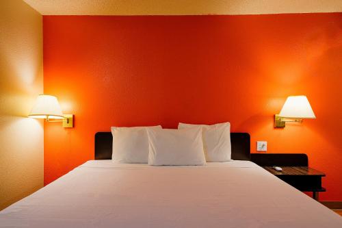 Katil atau katil-katil dalam bilik di OYO Hotel Hermiston OR, Downtown