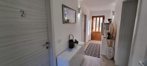 un pasillo de una casa con una puerta y una habitación en Apartment in the smallest town in the world HUM, en Hum