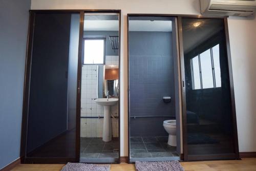 小竹林民宿 bamboo homestay 仙本那semporna 独栋房源 华语交流 步行码头10分钟 步行海鲜市场5分钟 في سيمبورنا: حمام مع مرحاض وباب زجاجي