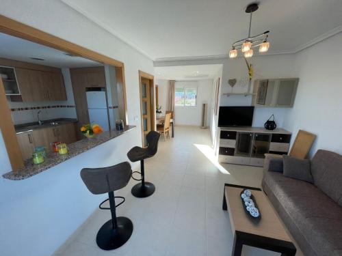 Il comprend un salon avec un canapé et une cuisine. dans l'établissement Apartamento en La Ribera de Cabanes/Marina D´or., à La Estación